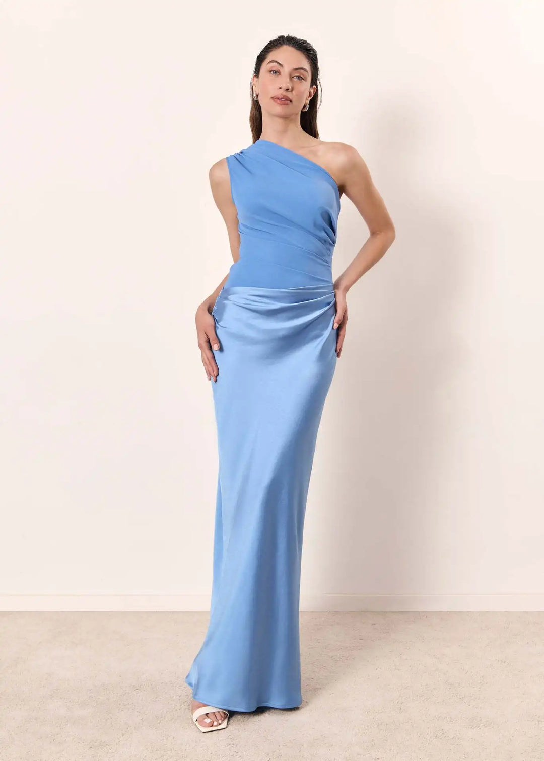 Amber™ – Ein Schulter Satin Maxikleid
